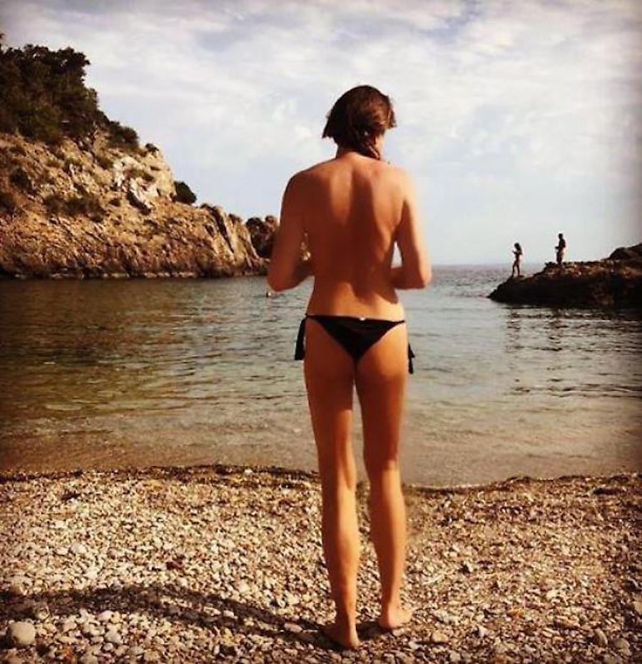Alba Parietti, topless in spiaggia a 56 anni. La foto fa il pieno di like