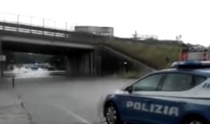 YOUTUBE Ancona, bomba d'acqua: donne bloccate in auto nel sottopassaggio salvate dai poliziotti