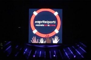 Pearl Jam a Roma: "Aprite i porti". Tifosi del governo indignati. Non si può esprimere opinione in democrazia?
