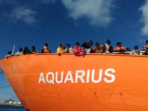 Aquarius ferma in mare a 35 miglia da Malta e 27 dalla Sicilia in attesa di istruzioni