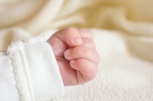 Irlanda, 15enne mette incinta la sorella di 13 anni: bimbo dell'incesto dato in adozione