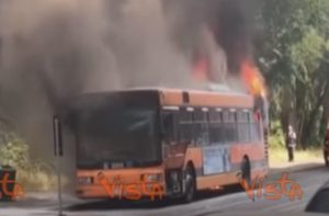 YOUTUBE Milano, autobus a fuoco a Lambrate: secondo incendio in pochi giorni