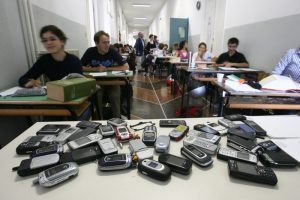 Francia, cellulari vietati a scuola. Passa la legge