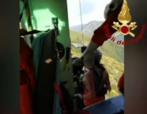 YOUTUBE Lucca, deltaplanista in difficoltà sul Monte Bargiglio dopo atterraggio di emergenza: il salvataggio 