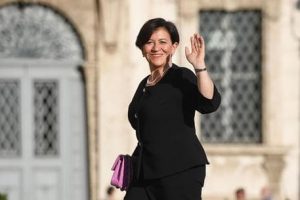 Elisabetta Trenta, ministro della Difesa, trasferisce il marito capitano in un altro ufficio