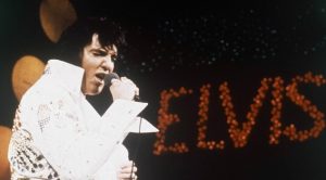 Elvis Presley, il concerto virtuale al Forum di Assago con orchestra e the king sul maxi-schermo