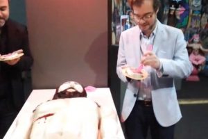  Argentina, ministro Avogadro mangia torta con fattezze di Cristo morto