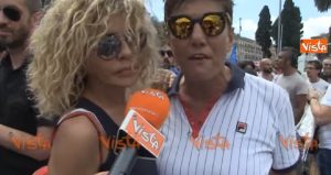 Eva Grimaldi e Imma Battaglia al Roma Pride chiedono dimissioni di Fontana