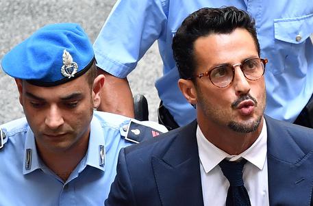 Fabrizio Corona ancora guai: per un giudice "deve tornare in carcere" 