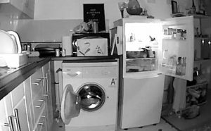Frigo e lavatrice si aprono di notte: in una casa di Manchester c'è un fantasma? 