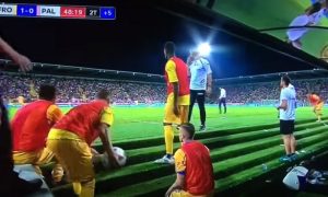 Frosinone, serie A a rischio: giocatori panchina lanciano palloni in campo, Palermo fa ricorso VIDEO
