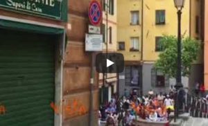 Genova in piazza Durazzo: musulmani pregano nel centro storico