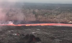 YOUTUBE Hawaii, vulcano Kilauea: la lava scorre veloce verso l'oceano