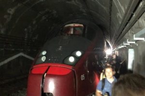 Treno Italo bloccato 5 ore in galleria alle porte di Roma, passeggeri "al buio e senza elettricità"