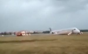 YOUTUBE Kiev, aereo Bravo Company durante l'atterraggio va fuori pista