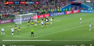 Kroos salva la Germania al 95', la magia su punizione stende la Svezia