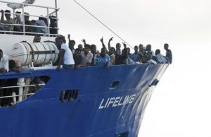 Migranti, Salvini: "Francesi ignoranti, Ong Lifeline fuorilegge, portatevela a Marsiglia"