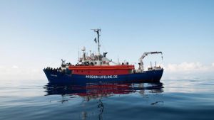 Migranti, la Lifeline attracca a Malta. I 234 profughi redistribuiti in otto paesi Ue, nave Ong sequestrata