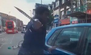 Londra, ciclista si scaglia col coltello su automobilista che lo quasi investito