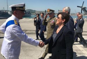 Migranti, ministro Elisabetta Trenta: "Proporrò Nobel Pace per la Marina"