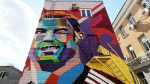 Mondiali 2018, Cristiano Ronaldo fa l'occhiolino a Lionel Messi: il murales beffa a Kazan