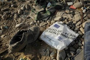 Migranti, accusa alla polizia francese: taglia suole scarpe bimbi e poi li rispedisce in Italia