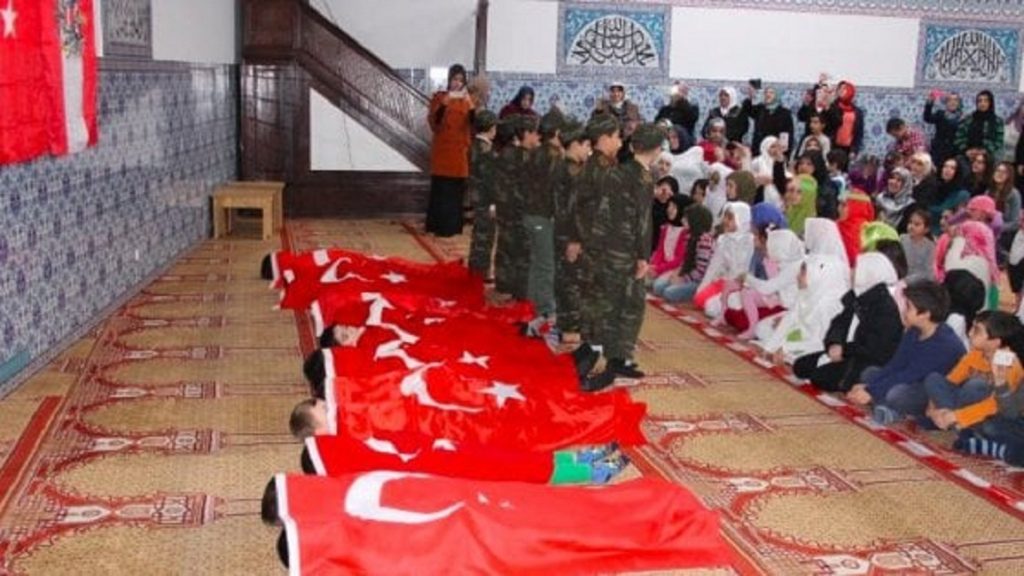 Austria, bimbi vestiti da soldati ottomani nelle moschee chiuse: rievocavano campagna di Gallipoli