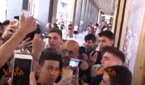 YOUTUBE Spalletti sommerso dai tifosi sotto la sede dell'Inter