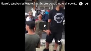 YOUTUBE Migrante si scaglia contro un'auto di scorta: tensione in piazza Principe Umberto