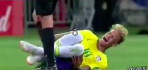Brasile-Costa Rica, Neymar che tuffo. Altro che rigore e i social non lo perdonano