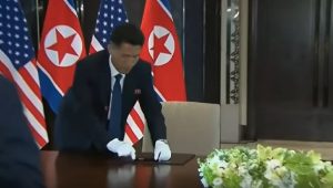 Singapore, Kim Jong-un cambia la penna poco prima di firmare l'accordo con Trump