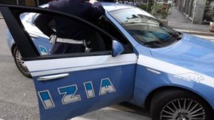 Trieste: poliziotto perde il controllo della volante e si schianta contro la saracinesca