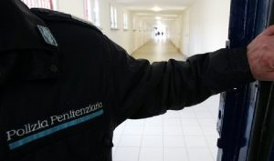 Pesaro: agente di polizia penitenziaria preso a pugni in carcere da detenuto durante trasferimento