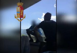 Trento: poliziotto salva ragazzo disabile che voleva buttarsi dal quarto piano