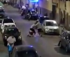 YOUTUBE Firenze, rissa tra spacciatori: lei vede, chiama la polizia e viene picchiata