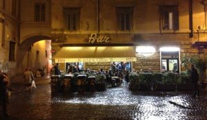 Roma, chiuso a Trastevere il bar San Calisto: troppi pregiudicati e disturbo della quiete pubblica