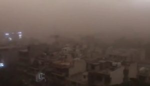 India, tempesta di sabbia, pioggia e venti si abbattono su New Delhi