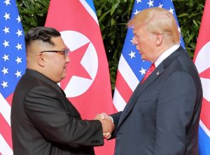 Trump e Kim Jong-un. stretta di mano e verso denuclearizzazione