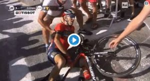 Vincenzo Nibali, la caduta al Tour de France. Forse toccato da una moto della polizia VIDEO