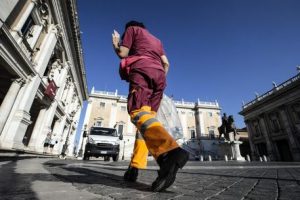 Ama Roma, i premi anti-assenteismo: netturbini pagati per non ammalarsi (non fingere di ammalarsi)