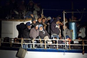 Migranti, svuotato il barcone al largo di Linosa: in 450 trasbordati sulle navi militari 
