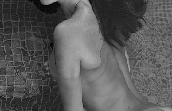 Belen Rodriguez senza vestiti in piscina: FOTO Instagram sorprende i fan
