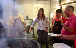 Maria Elena Boschi griglia la carne alla Festa dell'Unità3
