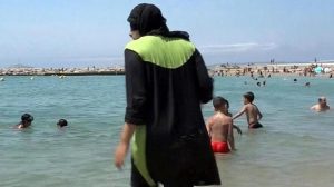 Firenze, la denuncia: "Donna in burkini allontanata dalla piscina comunale"