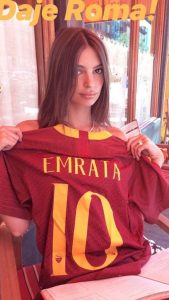 Emily Ratajkowski con la maglia della Roma4