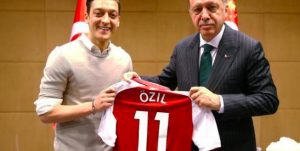 Erdogan chiama Ozil: "Inaccettabile il razzismo in Germania per la sua religione"