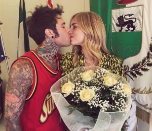 Chiara Ferragni e Fedez: "Oggi sposi". Lui in canotta, lei con bouquet giallo FOTO