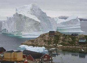 Groenlandia, iceberg gigante a ridosso di un villaggio. Abitanti sgomberati FOTO