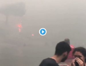 Incendi in Grecia, la gente si tuffa in mare per scappare dalle fiamme VIDEO