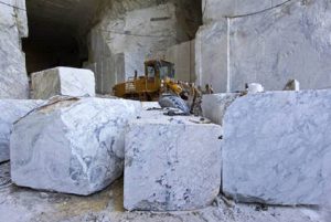 Carrara, operaio muore travolto da un blocco di marmo. Aveva un contratto di soli sei giorni